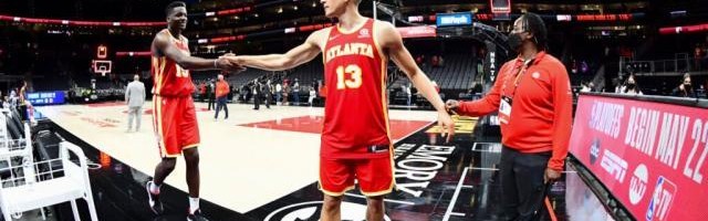 爱游戏体育-友情超越比赛！他们是老鹰阵中的一对特别战友